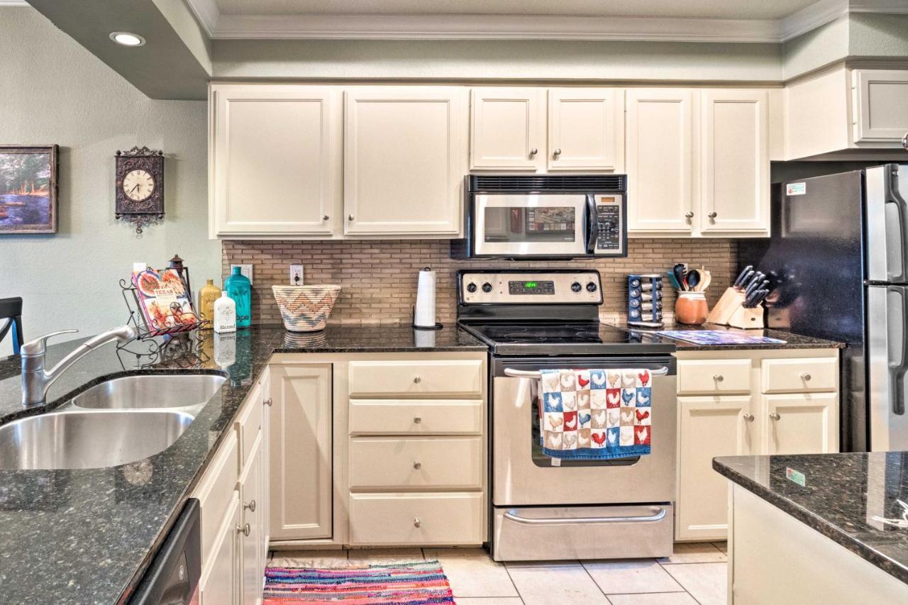 Lakefront Lago Vista Condo With Resort Amenities! Eksteriør billede